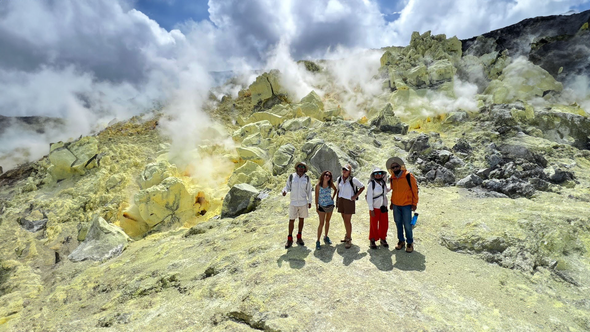 foto principal tour minas de azufre galapagos-min our de Kayak isla Isabela Galápagos